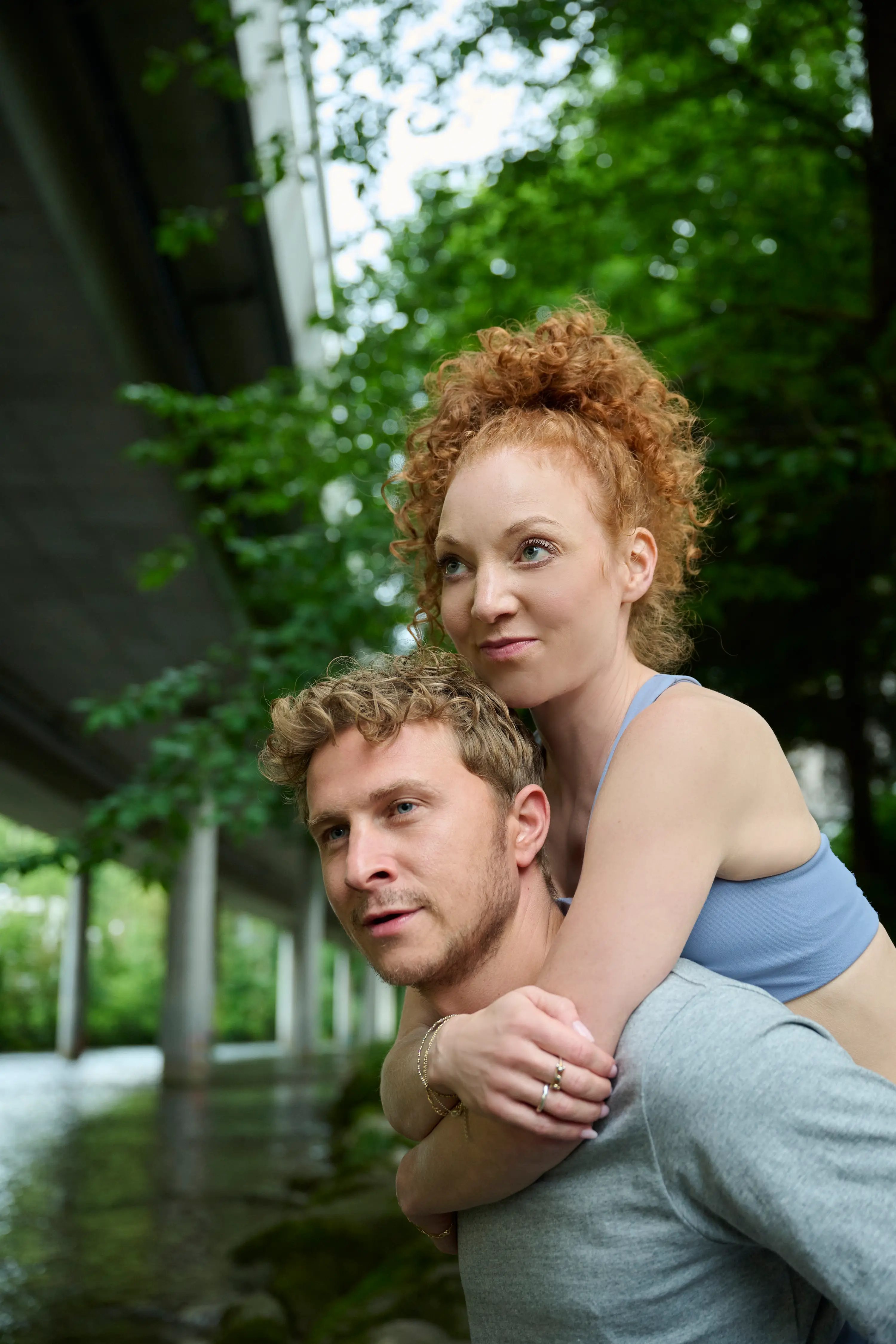 Bild aus dem Film: Paar küssend umschlungen in der Badewanne