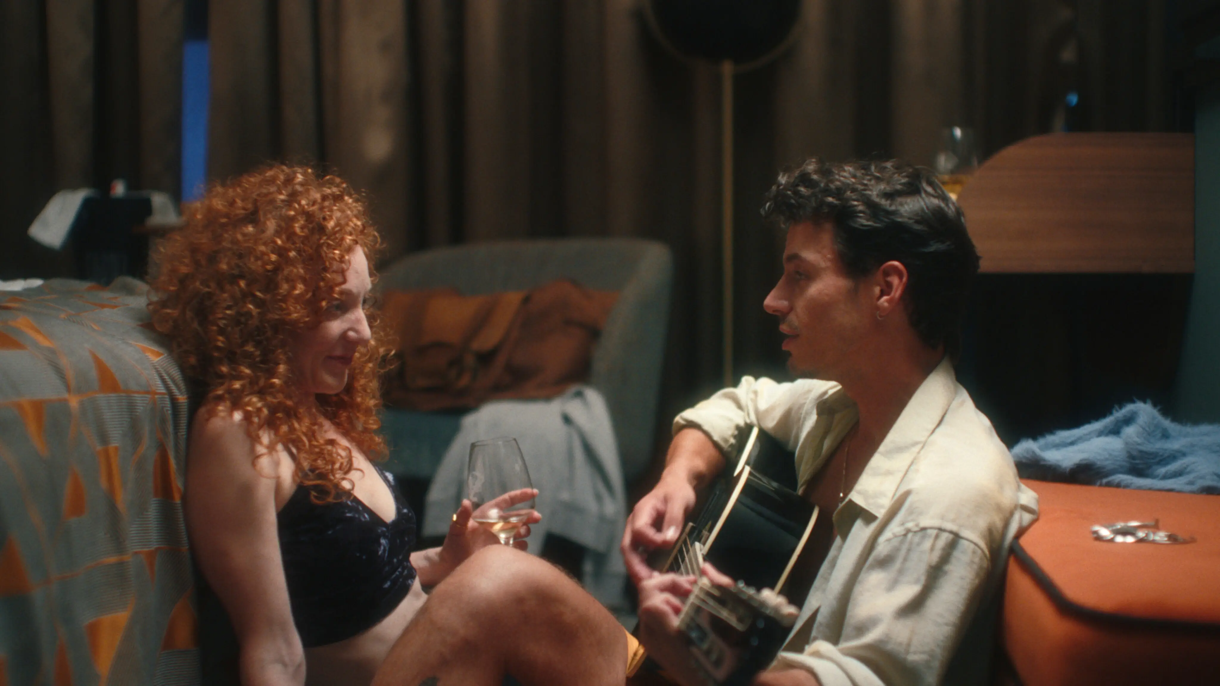 Bild aus dem Film: Paar küssend umschlungen in der Badewanne